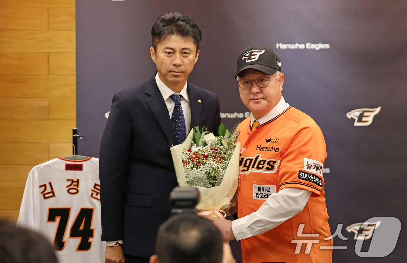 '9위 추락' <b>김경문 감독</b>, <b>한화</b> 떠난다…손혁 단장도 동반 <b>퇴진</b>(종합)