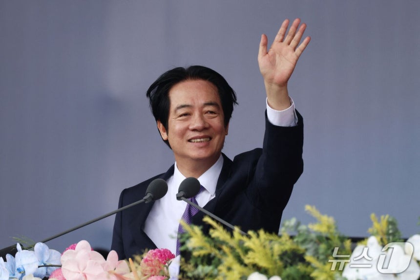 라이칭더 대만 총통이 10일 타이베이 총통부에서 열린 국경절 기념식 연설 중 손을 흔들고 있다.2026.10.10.ⓒ AFP=뉴스1