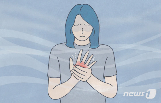 폐경 이후에는 갱년기 증상뿐 아니라 골다공증과 이상지질혈증, 심혈관질환 등 만성질환 위험도 살펴야 한다. 여성호르몬이 감소하면 골밀도가 빠르게 떨어질 수 있고 LDL 콜레스테롤(일명 '나쁜 콜레스테롤') 등이 증가할