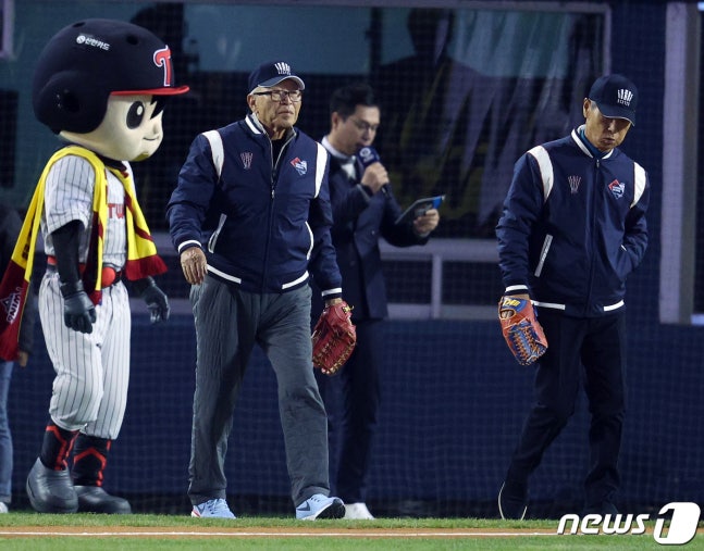 2023년 한국시리즈 LG 트윈스와 KT 위즈의 5차전에서 공동 시구에 나선 김응용 전 감독(왼쪽)과 김성근 전 감독이 그라운드로 나오고 있다. 2023.11.13 ⓒ 뉴스1 박정호 기자
