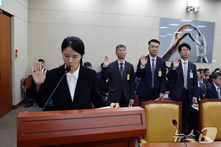 최주희 티빙대표(왼쪽부터)와 이종현 SK텔레콤 정보보호최고책임자(CISO), 홍관희LGU+ CISO, 이상운 KT CISO가 6일 서울 여의도 국회 과학기술정보방송통신위원회에서 열린 과기부 등에 대한 국정감사에 증인