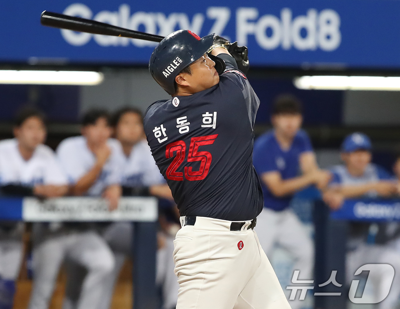 롯데 <b>한동희</b>, <b>만루포</b> '쾅'…3위 확정 노리던 KIA에 비수 꽂았다