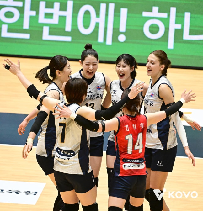 IBK기업은행 선수단이 11일 전남광주 여수의 진남체육관에서 열린 2026 여수 NH 농협컵 프로배구대회 A조 조별리그 1차전에서 SOOP을 상대로 승리했다. (KOVO 제공. 재판매 및 DB 금지)