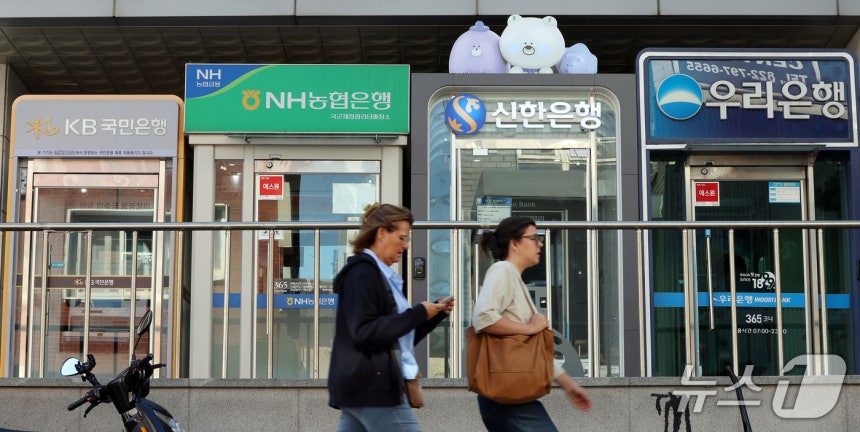 금융감독원은 금융권에서 시작된 인공지능(AI) 해킹과 관련해 공격 IP 28개를 금융회사에 공유했다고 밝혔다. 보안업계는 IP 차단과 과거 접속 기록 점검은 물론 지속적인 위협 감시 및 대응이 필요하다고 강조했다.