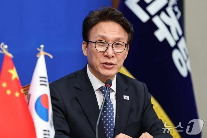 <b>김민석</b> "野, 정치 공세 <b>국익 기준선</b> 지켜야…우크라에 서한 발송 정상이...