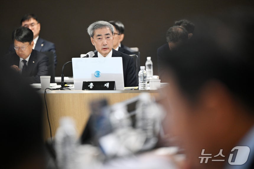 신현송 한국은행 총재가 12일 오전 서울시 중구 남대문로 한국은행에서 열린 국회 재정경제기획위원회의 한국은행 국정감사에서 위원 질의에 답하고 있다. (공동취재) 2026.10.12 ⓒ 뉴스1 박정호 기자