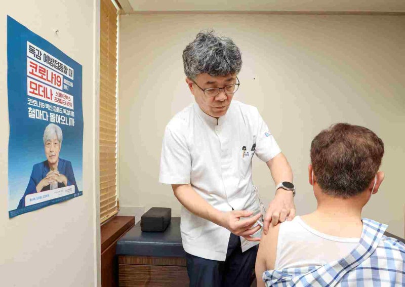 모더나, <b>코로나</b>19 백신 65세 이상 대상 독감 백신과 동시<b>접종</b> 본격 시작