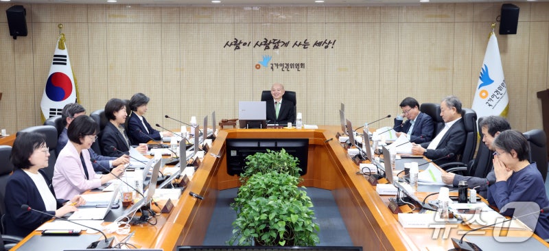 [속보] <b>인권위</b> '윤석열 방어권 보장안' <b>대국민 사과</b> 의결