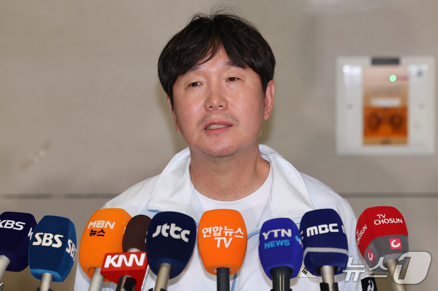 <b>한화</b>, 신임 사령탑에 <b>류지현</b> 감독 <b>선임</b>…3년 20억에 사인