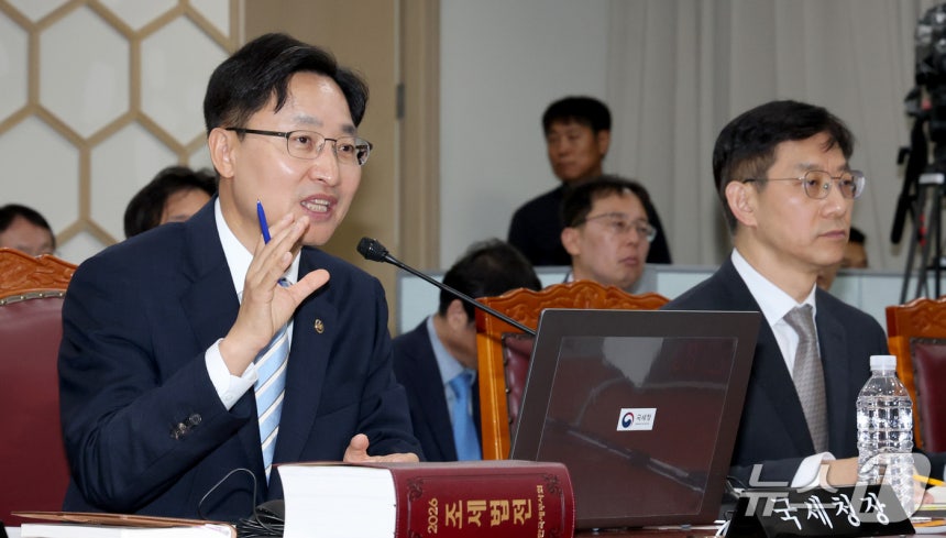 임광현 국세청장이 13일 세종시 정부세종청사 국세청에서 열린 국회 재정경제기획위원회 국정감사에서 위원들의 질의에 답변하고 있다. 2026.10.13 ⓒ 뉴스1 김기남 기자