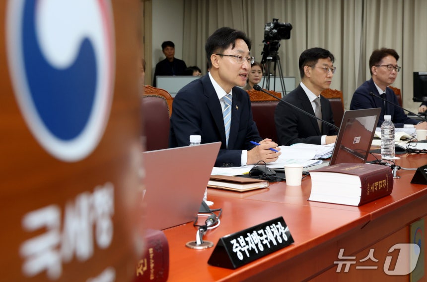 임광현 국세청장이 13일 세종시 정부세종청사 국세청에서 열린 국회 재정경제기획위원회 국정감사에서 위원들의 질의에 답변하고 있다. 2026.10.13 ⓒ 뉴스1 김기남 기자