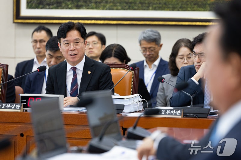 [국감] 질의 답하는 김영훈 <b>고용노동부</b> 장관