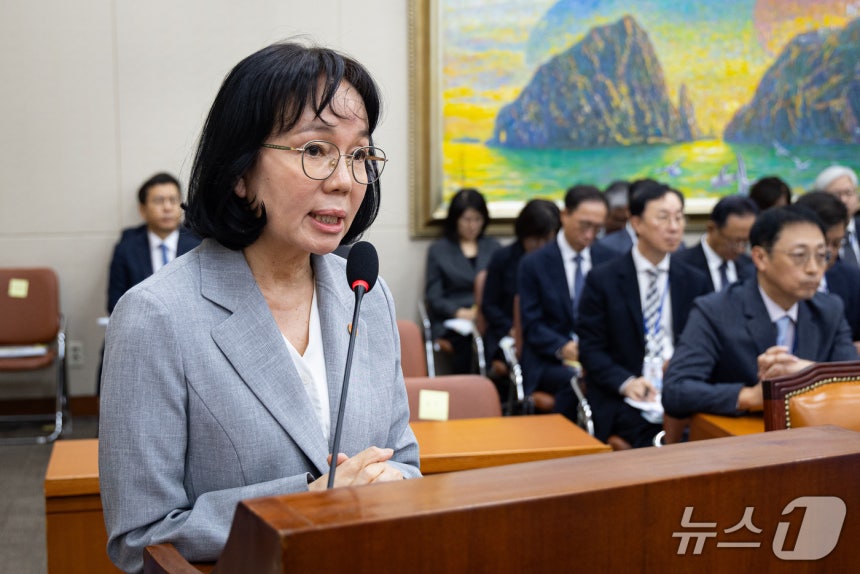 송경희 개인정보보호위원장이 13일 서울 여의도 국회에서 열린 정무위원회의 국무조정실 등에 대한 국정감사에 출석해 의원 질의에 답하고 있다. 2026.10.13 ⓒ 뉴스1 유승관 기자