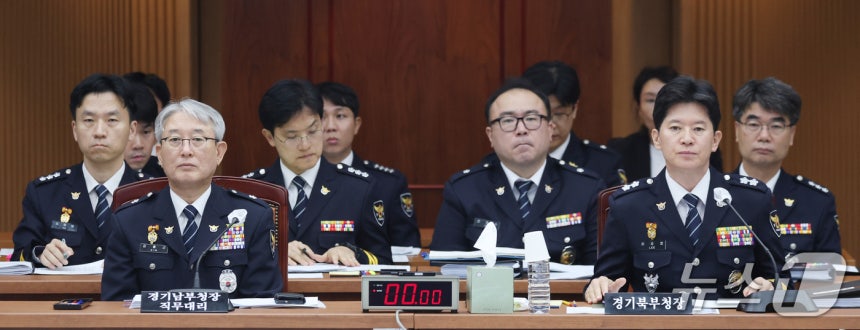 김홍근 경기남부경찰청장 직무대리(왼쪽부터)와 이승협 경기북부경찰청장이 13일 경기 수원시 장안구 경기남부경찰청에서 열린 국회 행정안전위원회의 경기남북부경찰에 대한 국정감사에서 의원 질의를 경청하고 있다.2026.1