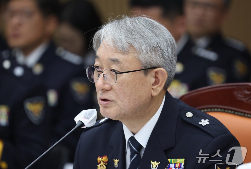 김홍근 경기남부경찰청장 직무대리(왼쪽부터)와 이승협 경기북부경찰청장이 13일 경기 수원시 장안구 경기남부경찰청에서 열린 국회 행정안전위원회의 경기남북부경찰에 대한 국정감사에서 의원 질의에 답하고 있다.2026.10