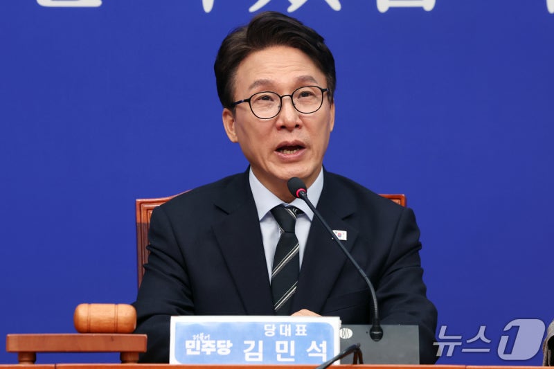 김민석 "<b>조희대</b> 자진사퇴에 대한 인내 무한대 아냐…한계 경고"