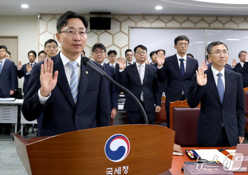 李대통령, <b>신임</b> 靑<b>비서실장</b>에 <b>임광현</b> 국세청장 임명(2보)