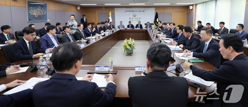 <b>금융사</b> 4곳 중 1곳 보안 허점 드러났다…AI 보안점검·CEO 책임 강화(종...