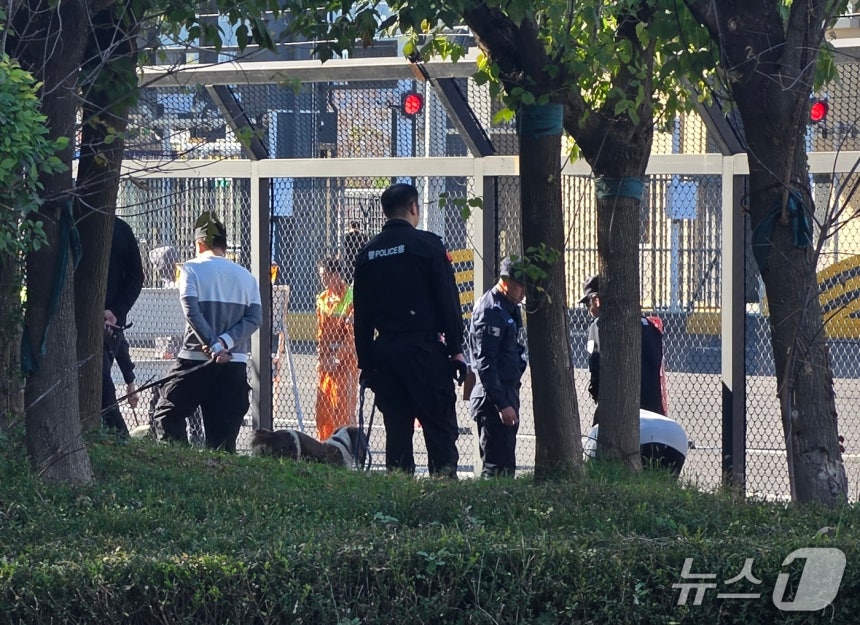 신압록강대교 정식 개통을 하루 앞둔 14일 중국 랴오닝성 단둥의 중국 측 해관(세관) 인근에서 공안들이 경찰견과 함께 주변을 점검하고 있다. 2026.10.14. ⓒ 단둥=뉴스1 노민호 특파원