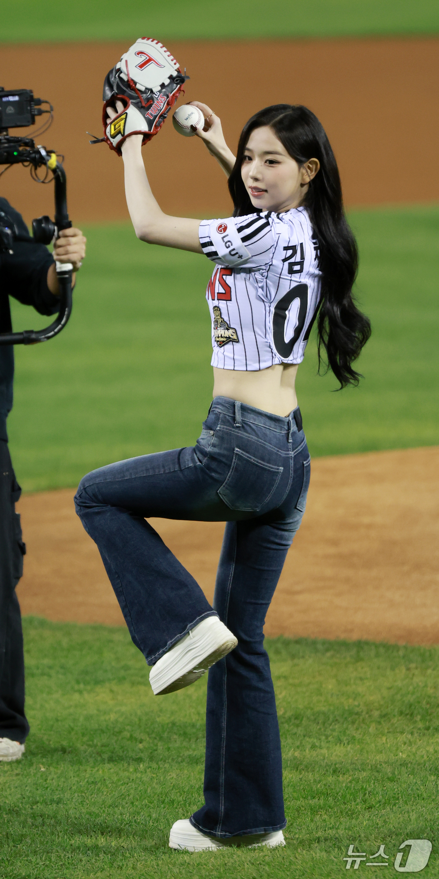 <b>시구</b>하는 <b>트리플에스 김채연</b>