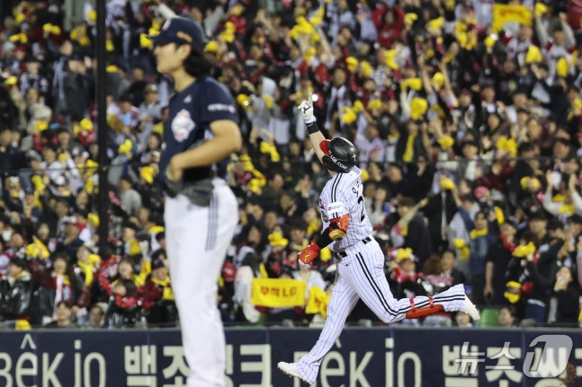 14일 서울 잠실야구장에서 열린 2026 신한 SOL KBO 포스트시즌 와일드카드 결정전 1차전 LG 트윈스와 두산 베어스의 경기에서 1회말 1사 1루상황 LG 오스틴이 투런포를 날린 뒤 세리머니를 하고 있다. 2026.10.14 ⓒ 뉴스1 박지혜 기자
