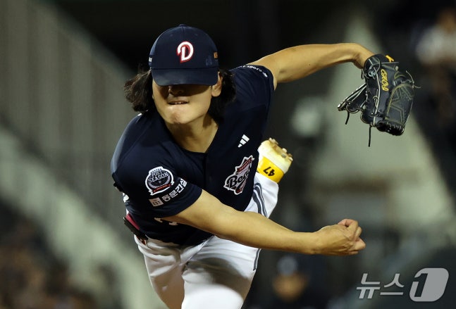 14일 오후 서울 송파구 잠실야구장에서 열린 프로야구 '2026 신한 SOL KBO 와일드카드 결정전 1차전' 두산 베어스와 LG 트윈스의 경기, 두산 선발 곽빈이 2회말 등판해 힘차게 공을 던지고 있다. 2026.10.14 ⓒ 뉴스1 김진환 기자