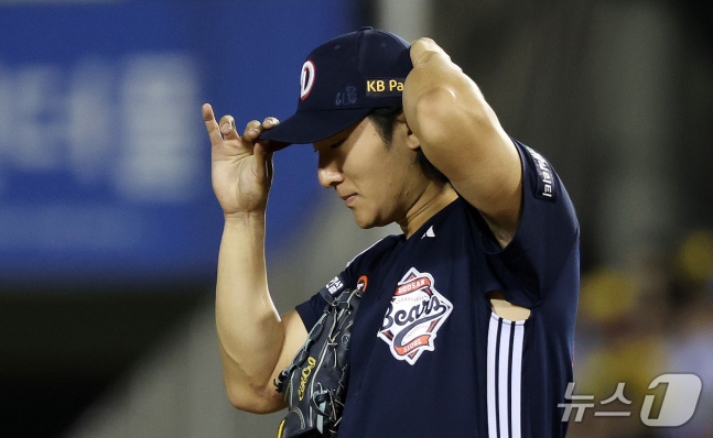 14일 서울 잠실야구장에서 열린 2026 신한 SOL KBO 포스트시즌 와일드카드 결정전 1차전 LG 트윈스와 두산 베어스의 경기에서 2회말 두산 선발투수 곽빈이 LG 구본혁에게 2루타를 허용한 뒤 모자를 고쳐 쓰고 있다. 2026.10.14 ⓒ 뉴스1 박지혜 기자