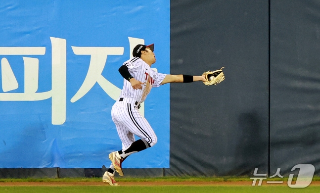 14일 오후 서울 송파구 잠실야구장에서 열린 프로야구 '2026 신한 SOL KBO 와일드카드 결정전 1차전' 두산 베어스와 LG 트윈스의 경기, 7회초 1사 만루 상황에서 LG 박해민이 두산 대타 양석환의 타구를 잡아내고 있다. 2026.10.14 ⓒ 뉴스1 이호윤 기자
