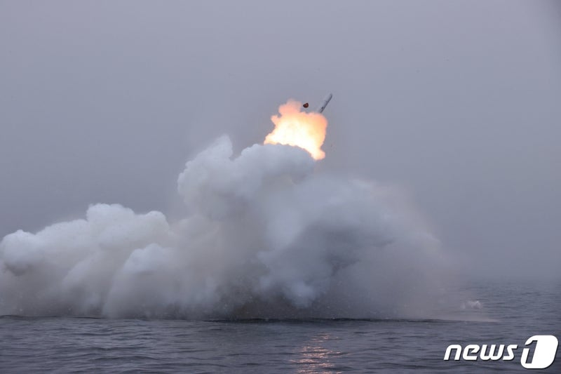 北, 동해에서 잠수함 <b>발사</b> <b>전략순항미사일</b> 2종 <b>시험발사</b>