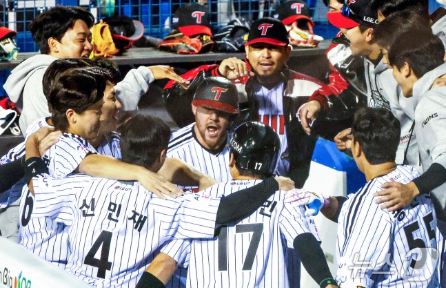 14일 오후 서울 송파구 잠실야구장에서 열린 프로야구 '2026 신한 SOL KBO 와일드카드 결정전 1차전' 두산 베어스와 LG 트윈스의 경기, LG 오스틴이 1회말 1사 1루 상황에서 선제 투런 홈런을 친 뒤 팀 동료들과 기뻐하고 있다. 2026.10.14 ⓒ 뉴스1 이호윤 기자