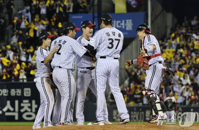 14일 오후 서울 송파구 잠실야구장에서 열린 프로야구 '2026 신한 SOL KBO 와일드카드 결정전 1차전' 두산 베어스와 LG 트윈스의 경기에서 4-1로 승리한 LG트윈스 선수들이 기뻐하고 있다. 2026.10.14 ⓒ 뉴스1 박지혜 기자