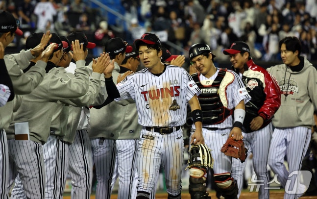 14일 오후 서울 송파구 잠실야구장에서 열린 프로야구 '2026 신한 SOL KBO 와일드카드 결정전 1차전' 두산 베어스와 LG 트윈스의 경기, 4대1 승리를 거둔 LG 선수들이 기쁨을 나누고 있다. 2026.10.14 ⓒ 뉴스1 김진환 기자
