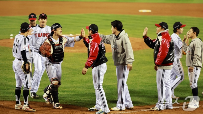 LG 트윈스 선수들이 14일 서울 송파구 잠실야구장에서 열린 프로야구 '2026 신한 SOL KBO 와일드카드 결정전 1차전' 두산 베어스와 LG 트윈스의 경기에서 4-1로 승리를 거두며 준플레이오프 진출에 성공한 후 기뻐하고 있다 2026.10.14 ⓒ 뉴스1 이호윤 기자