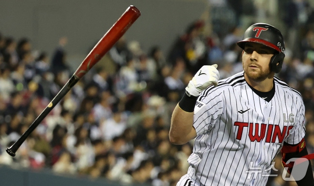 14일 오후 서울 송파구 잠실야구장에서 열린 프로야구 '2026 신한 SOL KBO 와일드카드 결정전 1차전' 두산 베어스와 LG 트윈스의 경기, LG 오스틴이 1회말 1사 1루 상황에서 선제 투런 홈런을 친 뒤 배트플립을 하고 있다. 2026.10.14 ⓒ 뉴스1 김진환 기자