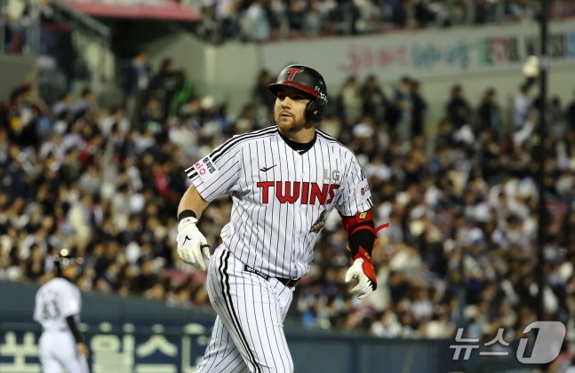 14일 오후 서울 송파구 잠실야구장에서 열린 프로야구 '2026 신한 SOL KBO 와일드카드 결정전 1차전' 두산 베어스와 LG 트윈스의 경기, LG 오스틴이 1회말 1사 1루 상황에서 선제 투런 홈런을 친 뒤 홈으로 향하고 있다. 2026.10.14 ⓒ 뉴스1 김진환 기자