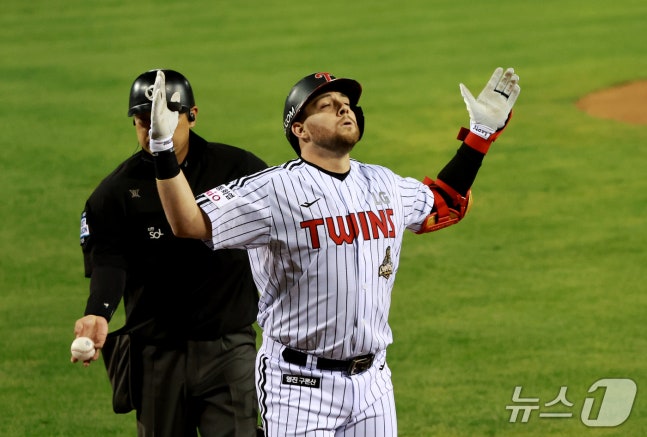 14일 오후 서울 송파구 잠실야구장에서 열린 프로야구 '2026 신한 SOL KBO 와일드카드 결정전 1차전' 두산 베어스와 LG 트윈스의 경기, LG 오스틴이 1회말 1사 1루 상황에서 선제 투런 홈런을 친 뒤 홈으로 들어오고 있다. 2026.10.14 ⓒ 뉴스1 이호윤 기자