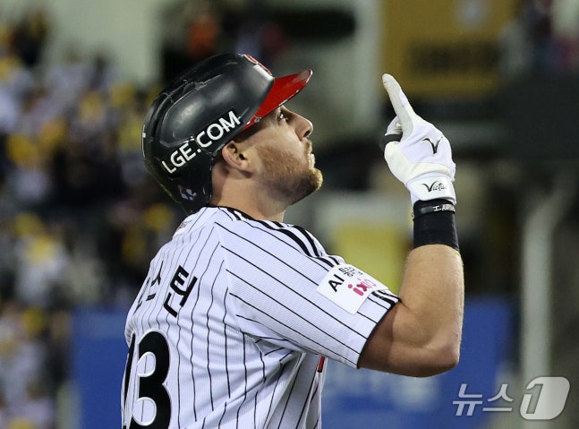 14일 서울 잠실야구장에서 열린 2026 신한 SOL KBO 포스트시즌 와일드카드 결정전 1차전 LG 트윈스와 두산 베어스의 경기에서 1회말 1사 1루 상황 LG 오스틴이 투런포를 날린 뒤 세리머니를 하고 있다. 2026.10.14 ⓒ 뉴스1 박지혜 기자