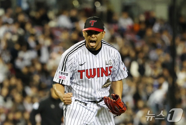 14일 오후 서울 송파구 잠실야구장에서 열린 프로야구 '2026 신한 SOL KBO 와일드카드 결정전 1차전' 두산 베어스와 LG 트윈스의 경기, LG 선발 카라스코가 6회초 2사 1루 상황에서 두산 안재석을 외야 플라이로 잡아내며 이닝을 실점 없이 마친 뒤 포효하고 있다. 2026.10.14 ⓒ 뉴스1 김진환 기자