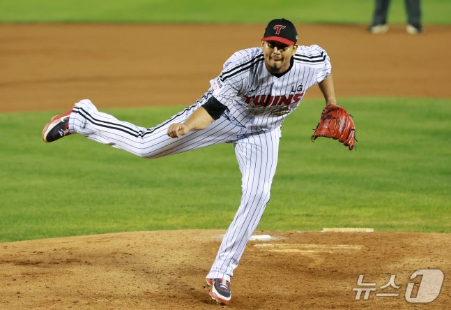 14일 오후 서울 송파구 잠실야구장에서 열린 프로야구 '2026 신한 SOL KBO 와일드카드 결정전 1차전' 두산 베어스와 LG 트윈스의 경기, LG 선발 카라스코가 6회초 2사 1루 상황에서 역투하고 있다. 2026.10.14 ⓒ 뉴스1 이호윤 기자