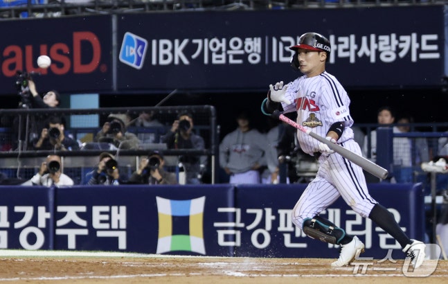 14일 오후 서울 송파구 잠실야구장에서 열린 프로야구 '2026 신한 SOL KBO 와일드카드 결정전 1차전' 두산 베어스와 LG 트윈스의 경기, LG 신민재가 8회말 1사 1,3루 상황에서 타점을 올리는 스퀴즈 번트를 시도하고 있다. 2026.10.14 ⓒ 뉴스1 박지혜 기자