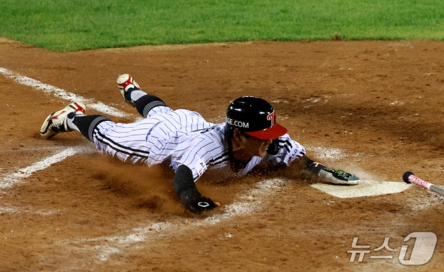 14일 오후 서울 송파구 잠실야구장에서 열린 프로야구 '2026 신한 SOL KBO 와일드카드 결정전 1차전' 두산 베어스와 LG 트윈스의 경기, 8회말 1사 1,3루 상황에서 LG 최원영이 신민재의 번트안타로 홈인하고 있다. 2026.10.14 ⓒ 뉴스1 이호윤 기자