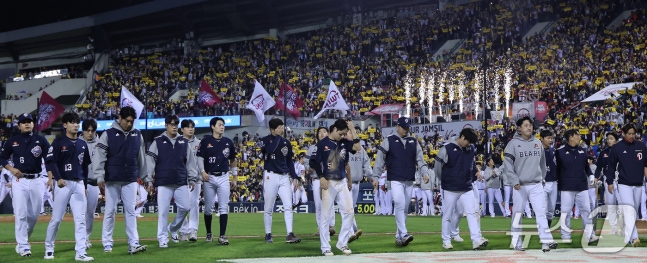 14일 오후 서울 송파구 잠실야구장에서 열린 프로야구 '2026 신한 SOL KBO 와일드카드 결정전 1차전' 두산 베어스와 LG 트윈스의 경기에서 1대4로 패배하며 준PO 진출에 실패한 두산 선수들이 아쉬워하며 그라운드로 나오고 있다 2026.10.14 ⓒ 뉴스1 박지혜 기자