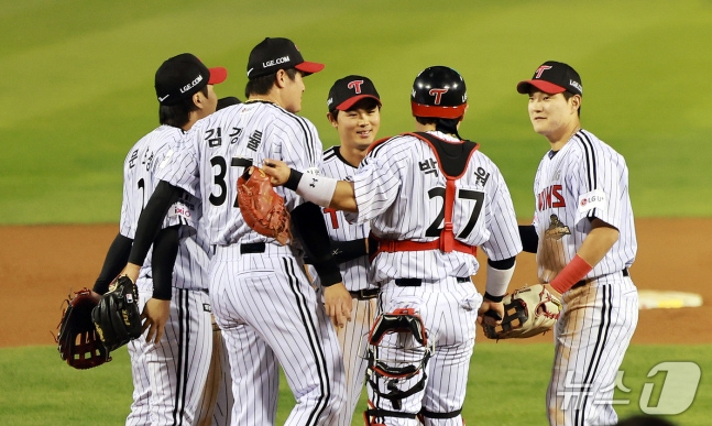 LG 트윈스 선수들이 14일 서울 송파구 잠실야구장에서 열린 프로야구 '2026 신한 SOL KBO 와일드카드 결정전 1차전' 두산 베어스와 LG 트윈스의 경기에서 4-1로 승리를 거두며 준플레이오프 진출에 성공한 후 기뻐하고 있다 2026.10.14 ⓒ 뉴스1 이호윤 기자