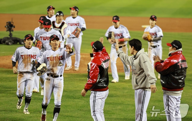 LG 트윈스 선수들이 14일 서울 송파구 잠실야구장에서 열린 프로야구 '2026 신한 SOL KBO 와일드카드 결정전 1차전' 두산 베어스와 LG 트윈스의 경기에서 4-1로 승리를 거두며 준플레이오프 진출에 성공한 후 기뻐하고 있다 2026.10.14 ⓒ 뉴스1 이호윤 기자