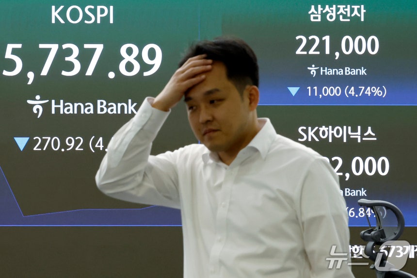15일 오전 서울 중구 하나은행 본점 딜링룸 전광판에 코스피 등 시황이 표시되고 있다.  2026.10.15 ⓒ 뉴스1 박정호 기자