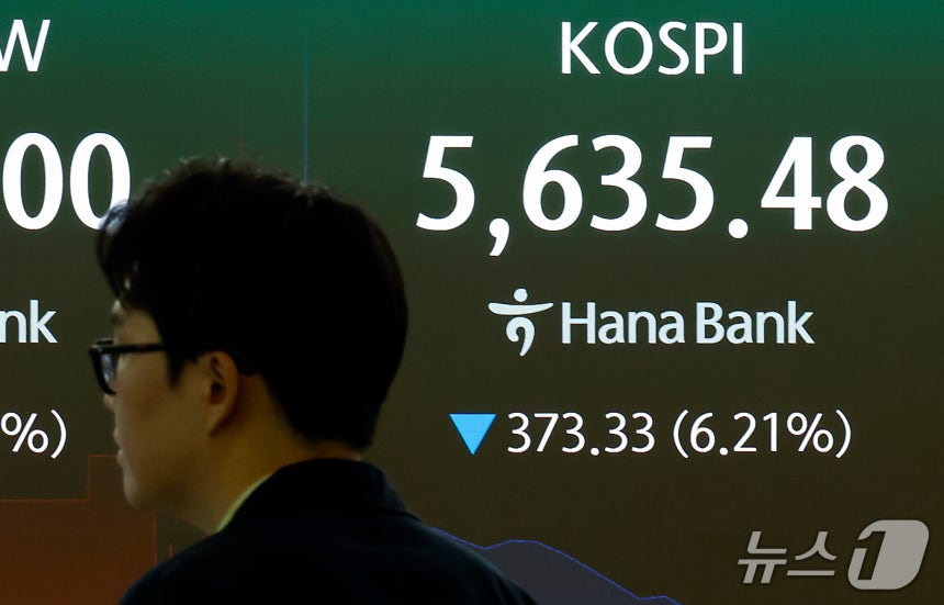15일 오전 서울 중구 하나은행 본점 딜링룸 전광판에 코스피 등 시황이 표시되고 있다.  2026.10.15 ⓒ 뉴스1 박정호 기자