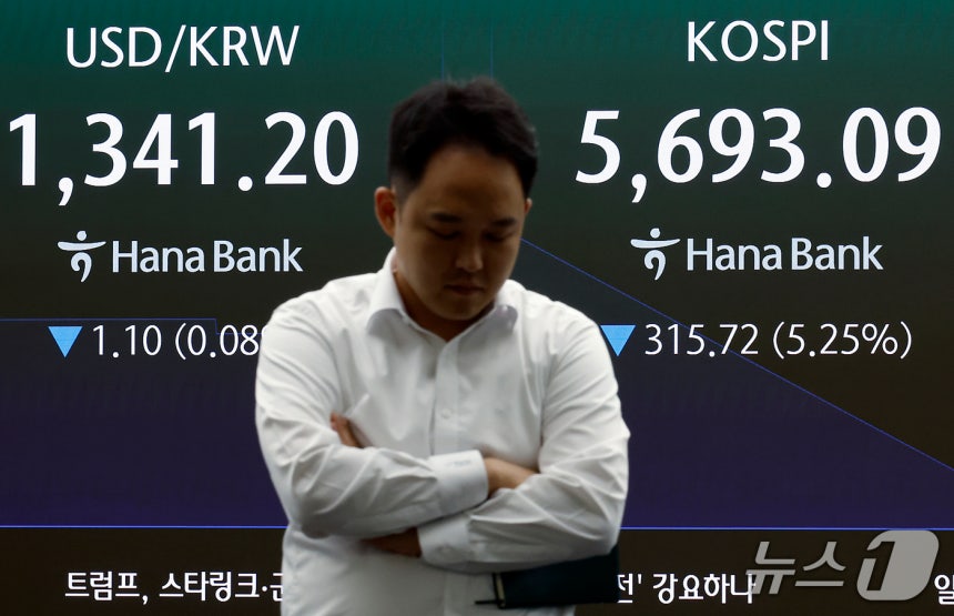 15일 오전 서울 중구 하나은행 본점 딜링룸 전광판에 코스피 등 시황이 표시되고 있다. 2026.10.15 ⓒ 뉴스1 박정호 기자