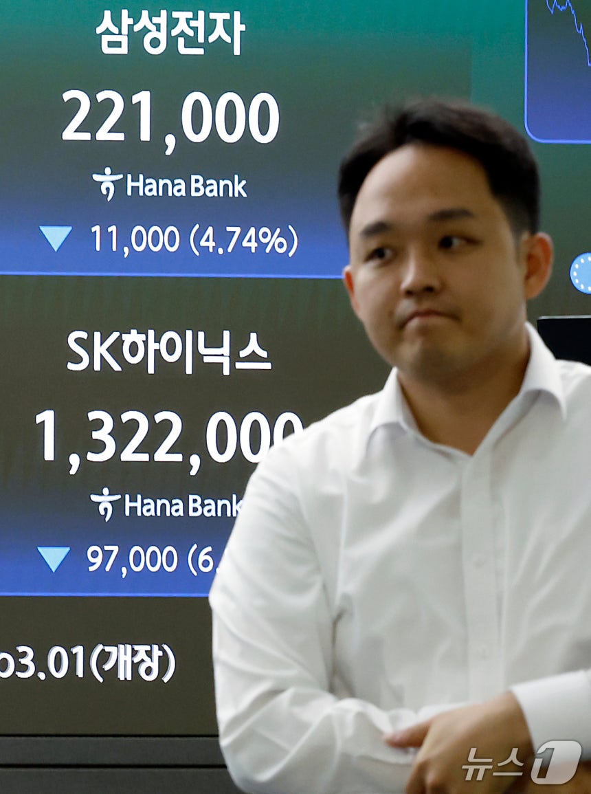 15일 오전 서울 중구 하나은행 본점 딜링룸 전광판에 삼성전자와 SK하이닉스 주가가 표시되고 있다. 2026.10.15 ⓒ 뉴스1 박정호 기자