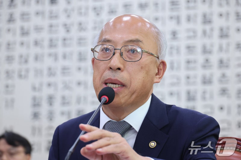 [<b>국감</b>] 의원 질의에 <b>답변</b>하는 <b>조원철</b>