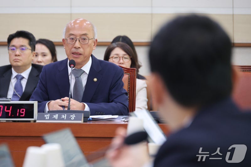 [<b>국감</b>] <b>답변</b>하는 <b>조원철</b> 법제처장